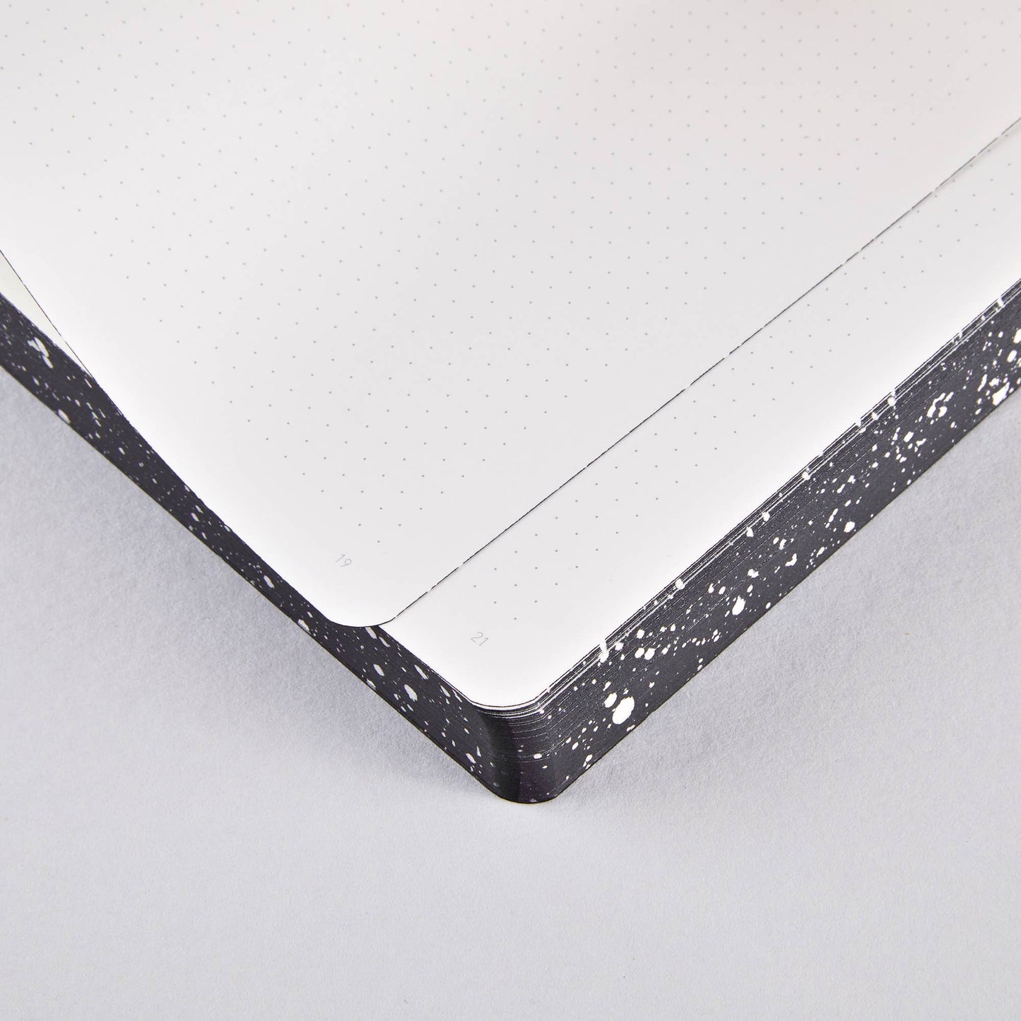 Milky Way - Notebook Graphic L  Notitieboek met 3.5mm dot grid -Nuuna